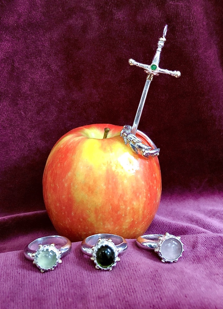 Appel met zwaard-hanger en diverse ringen