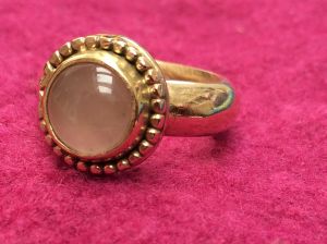 Gouden gegoten ring met aquamarijn in gouden kast, gouden parelrand