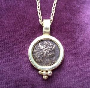 Gouden hanger met antiek Grieks muntje in gouden armatuur
