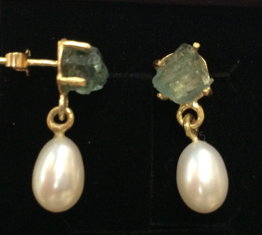 Gouden oorbellen met ruwe aquamarijn-kwarts