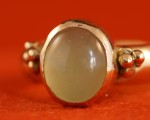 Gouden ring met gele chalcedoon in gouden kast, met gouden bolletjes