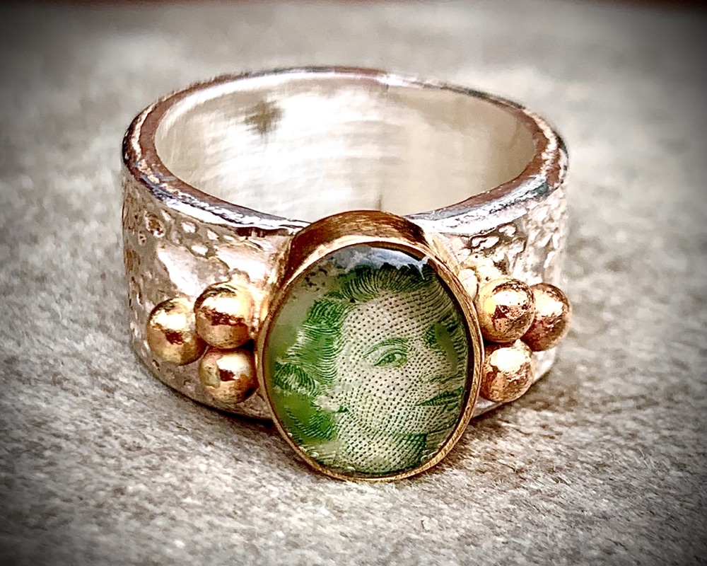 Kantring Elizabeth postzegel in gouden kastje met balletjes