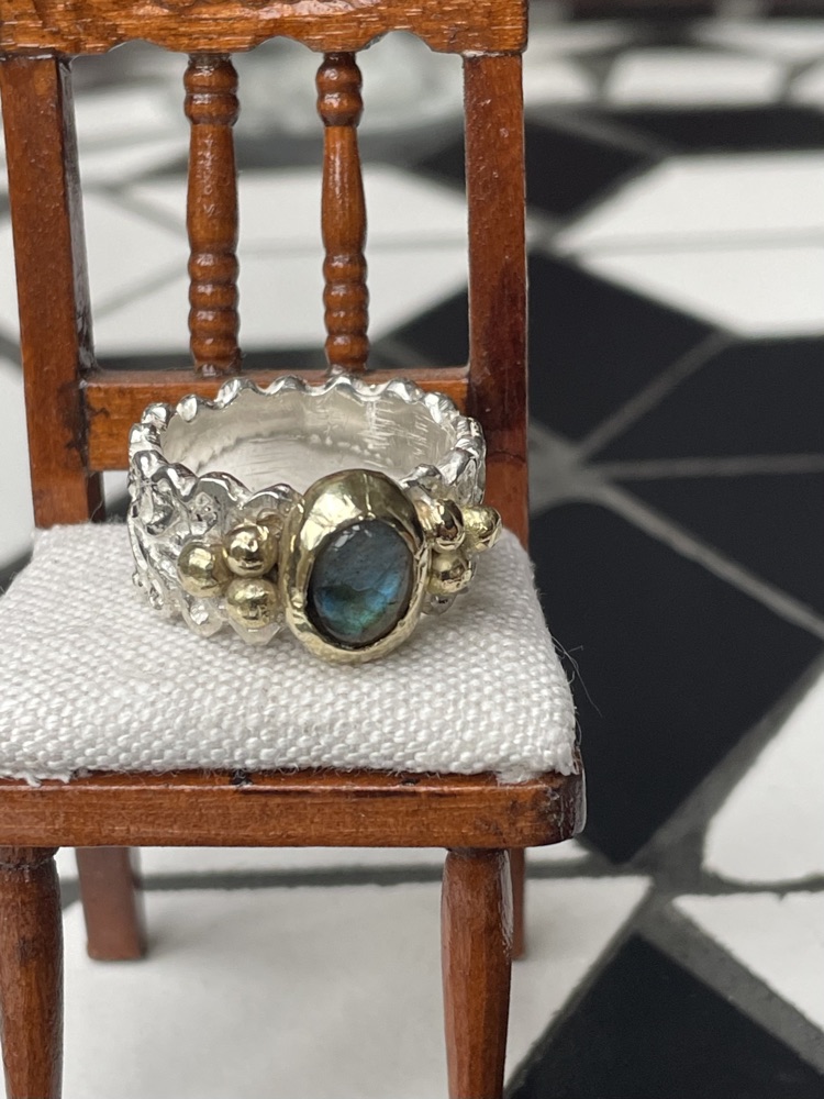 Kantring met labradoriet cabochon, gouden kast en gouden bolletjes