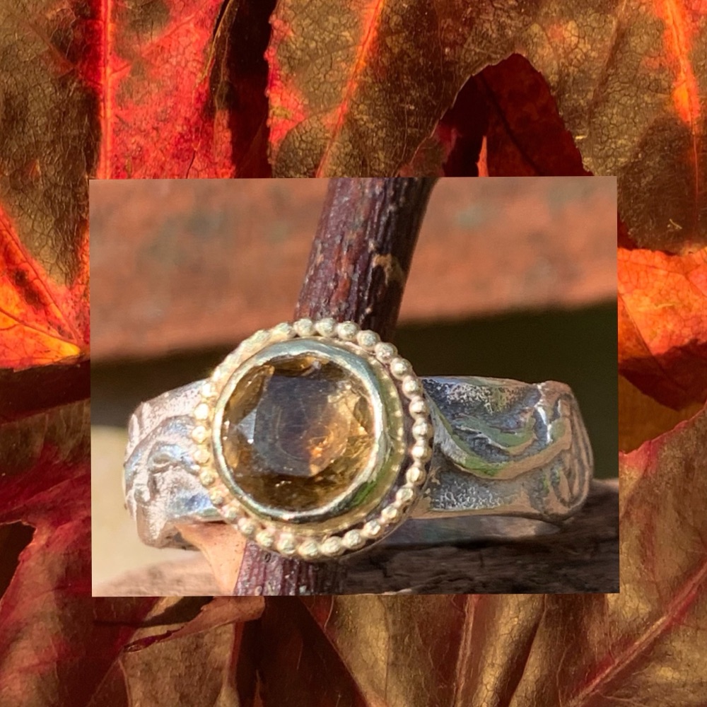 Kantring met rookkwartz in gouden kast, met pareldraad