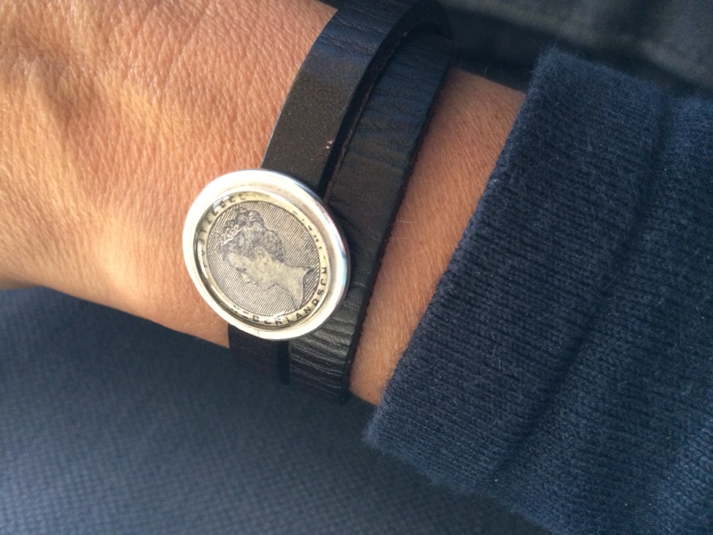 Leren armband met postzegel Wilhelmina in zilver