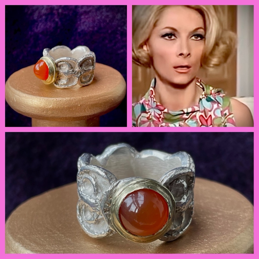 Massief gegoten kantring met carneool in gouden kast