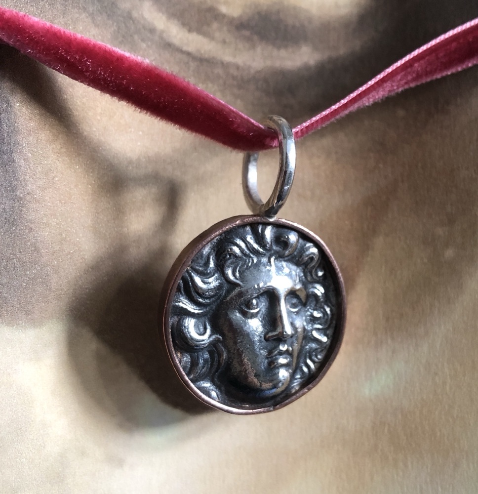 Medusa hanger zilver gegoten met roodkoperen kast