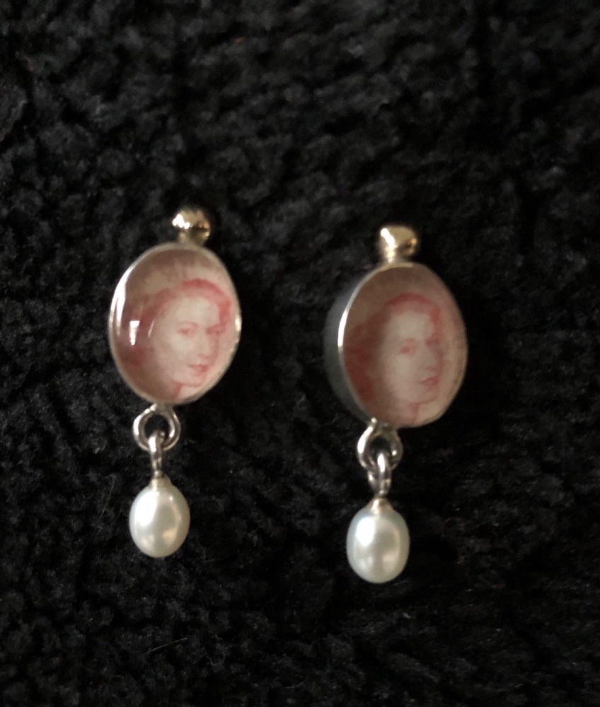 Oorbellen afbeelding Elizabeth met parel en gouden detail