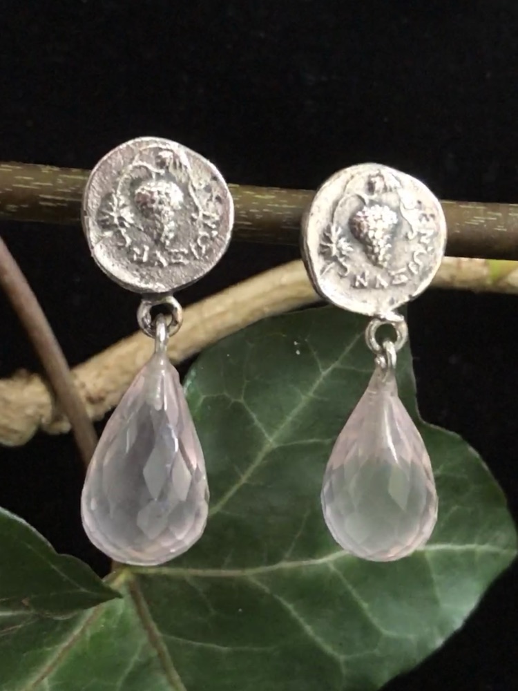Oorbellen zilver kopie grieks muntje, met rozenkwarts druppel