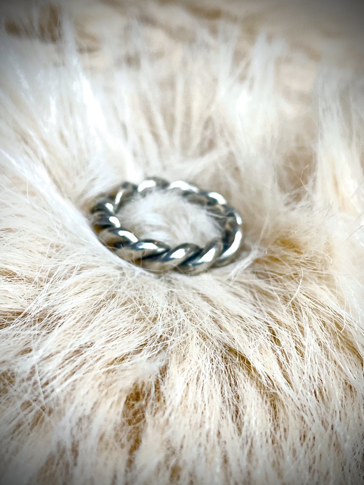 Ring getordeerd zilverdraad, gebeitst