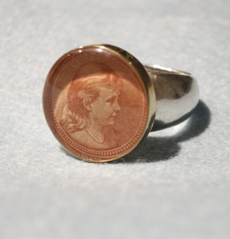 Ring postzegel Juliana met gouden kastje