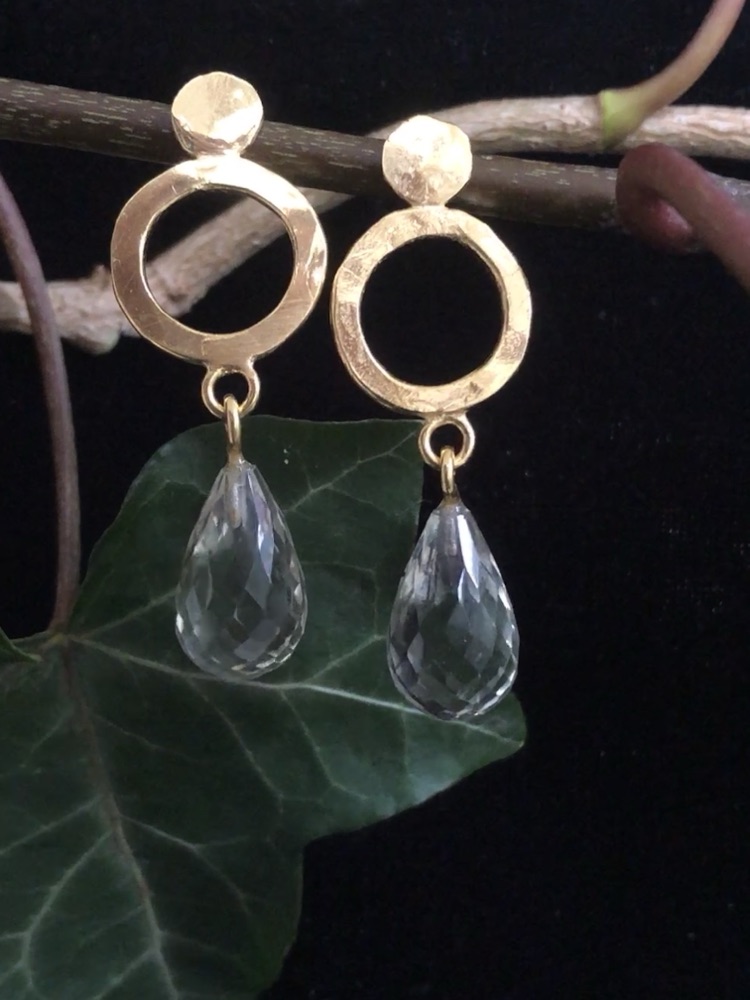 Vergulde (zilveren) cirkel-oorbellen met druppels van rozenkwarts