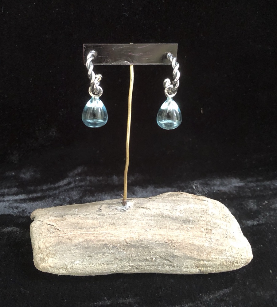 Zilver-gedraaide creolen met aquamarijn druppel