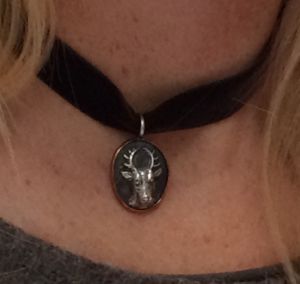 Zilver gegoten hert met koperen kastje