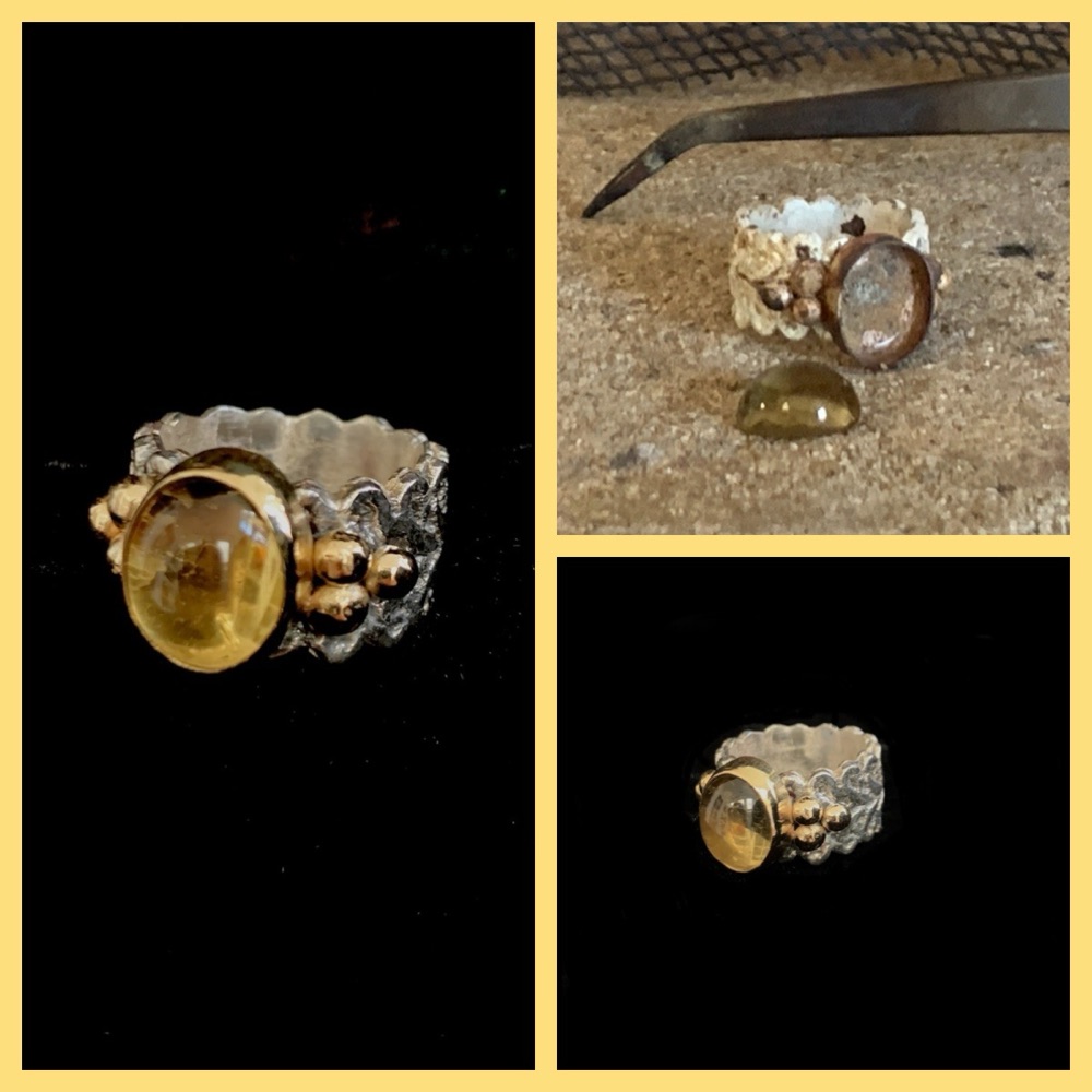 Zilveren gegoten kantring met cirien in gouden kast met gouden bolletjes