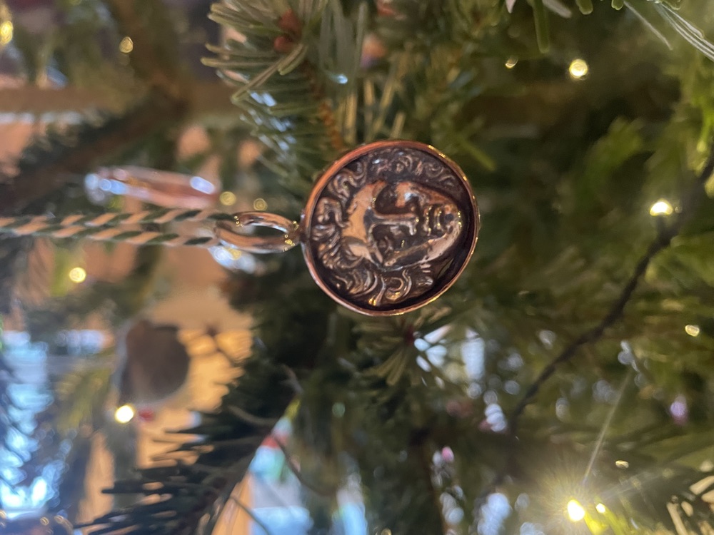 Zilveren gegoten Medusa met roodkoperen rand