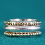 Zilveren gegoten ring met gouden pareldraad