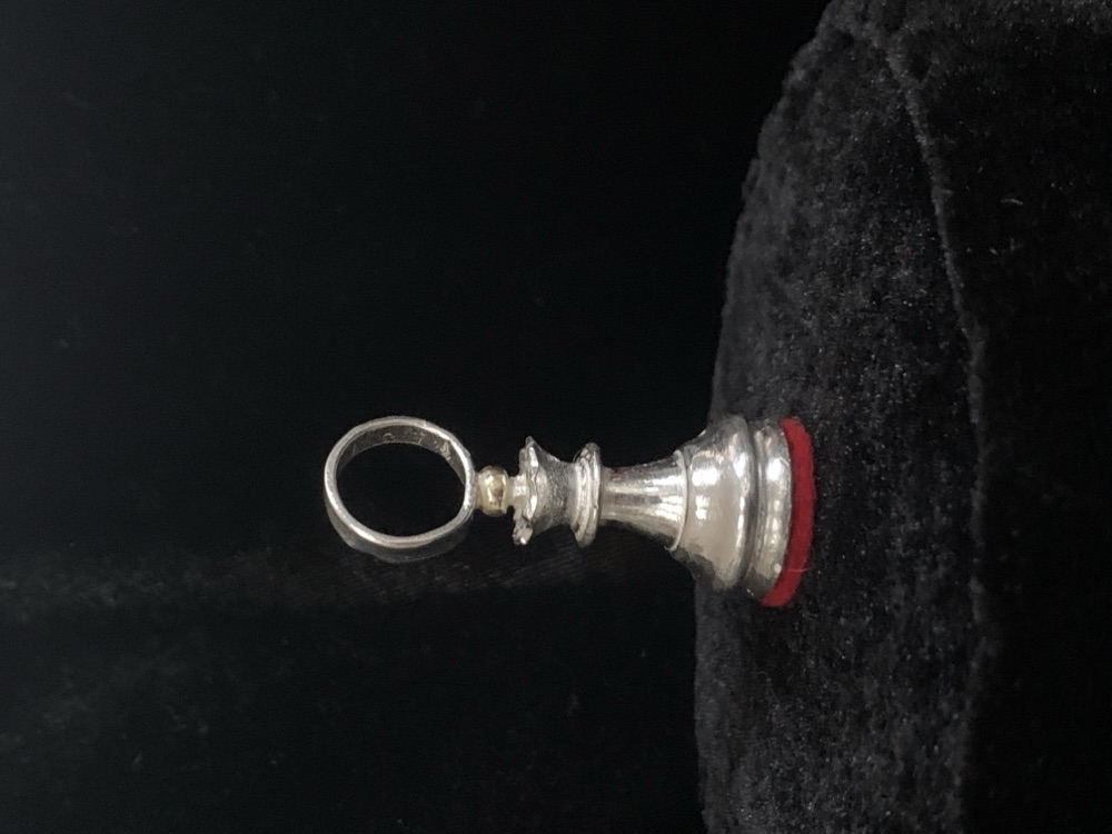 Zilveren gegoten schaakstuk