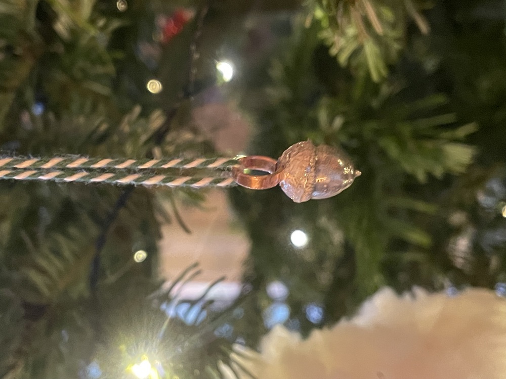 Zilveren hanger gegoten eikel met roodkoperen oogje