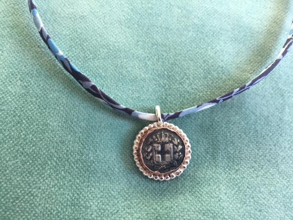 Zilveren hanger gegoten muntje, met pareldraad