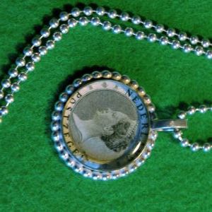 Zilveren hanger grote postzegel Wilhelmina, met parelrand