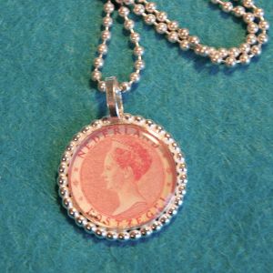 Zilveren hanger met grote postzegel Wilhelmina, met parelrand