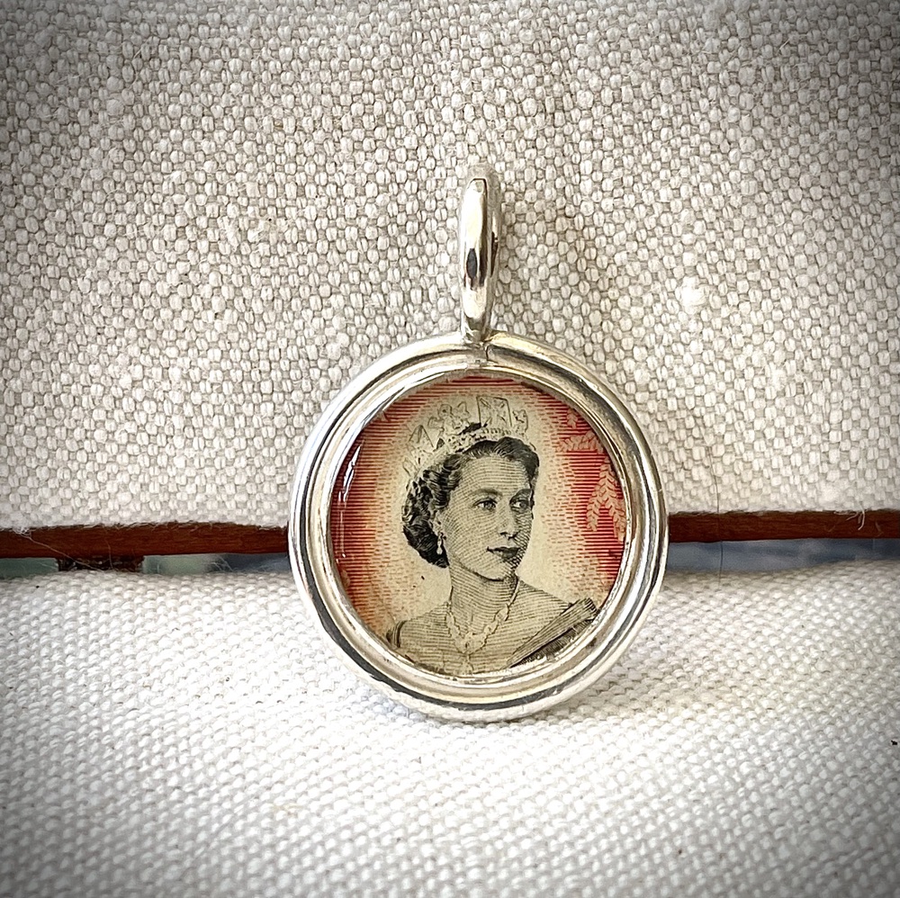 Zilveren hanger met postzegel Elizabeth