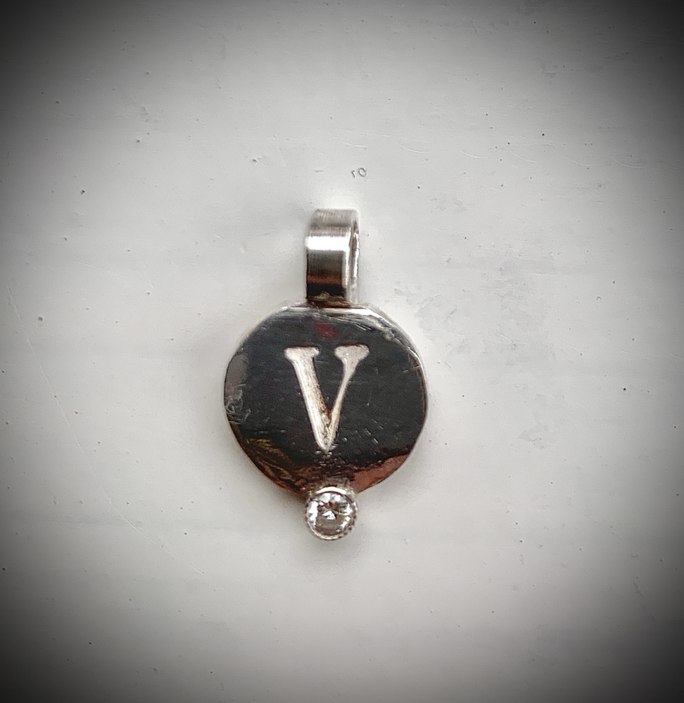 Zilveren hanger v met brilliantje