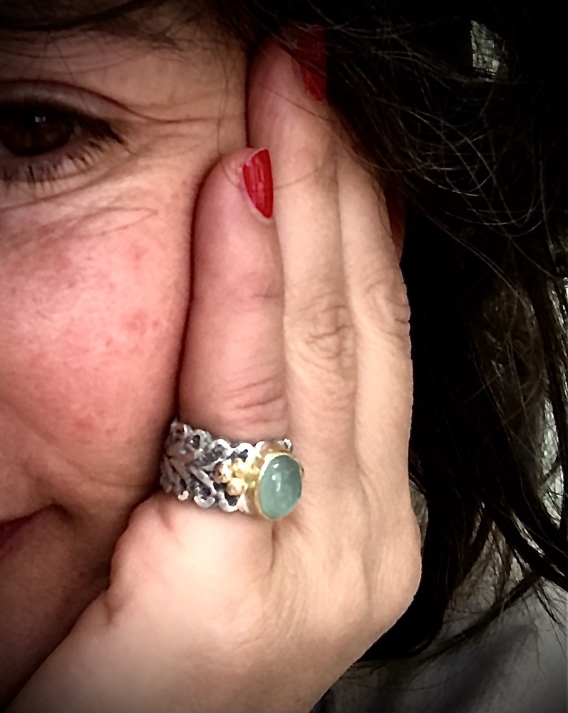 Zilveren kantring met aquamarijn in gouden kast met gouden balletjes