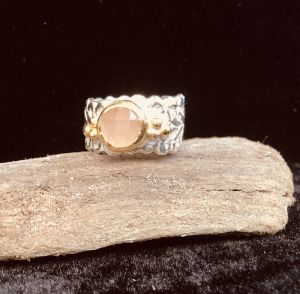 Zilveren kantring met cabochon rozenkwarts in gouden kast met gouden balletjes