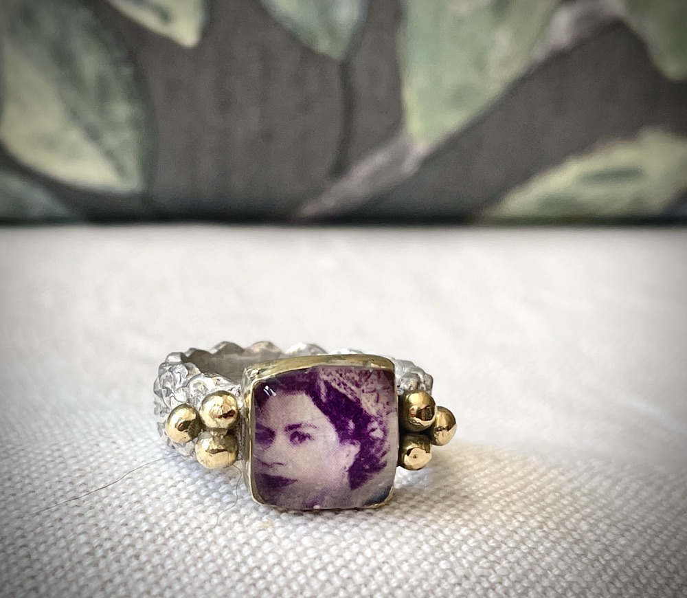 Zilveren kantring met postzegel Elizabeth en gouden bolletjes ring