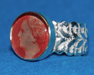 Zilveren kantring met postzegel Wilhelmina