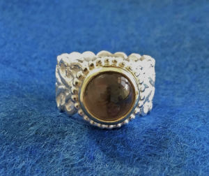 Zilveren kantring met rookkwarts in gouden kast, pareldraad