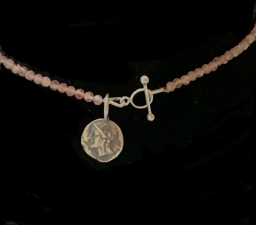 Zilveren kopie romeins muntje, ketting amethist-kraaltjes