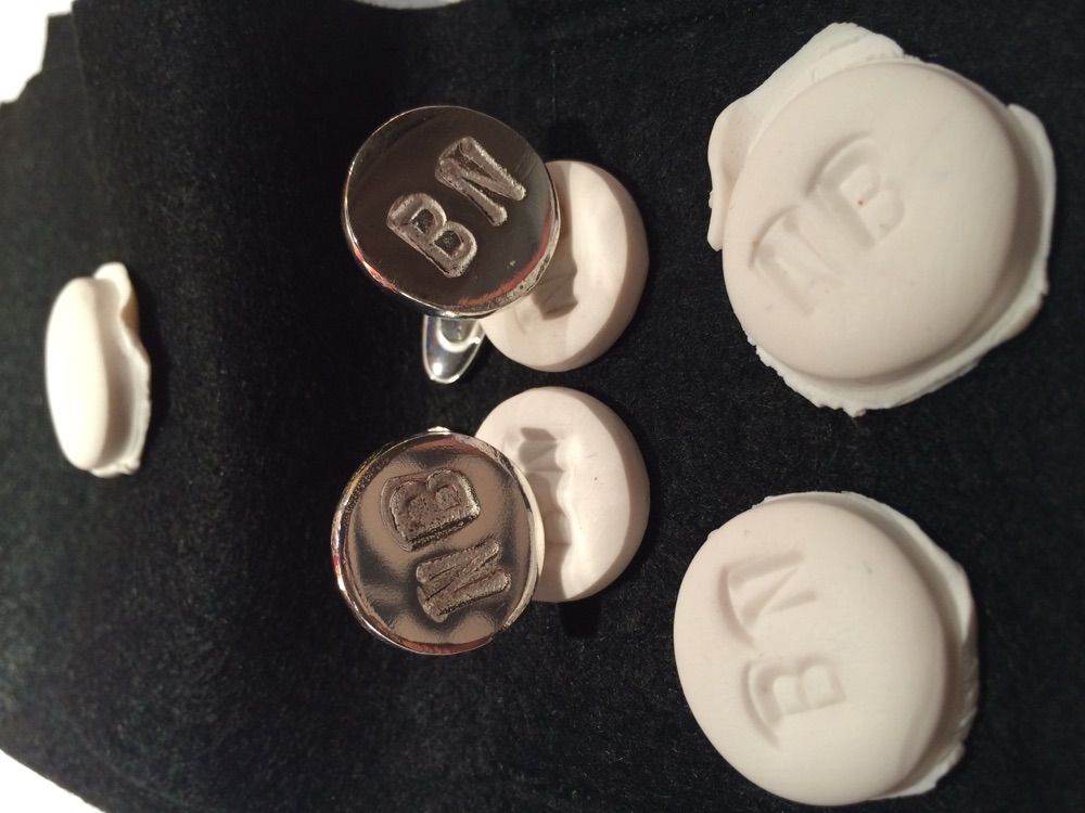 Zilveren manchetknopen met initialen bruid en bruidegom