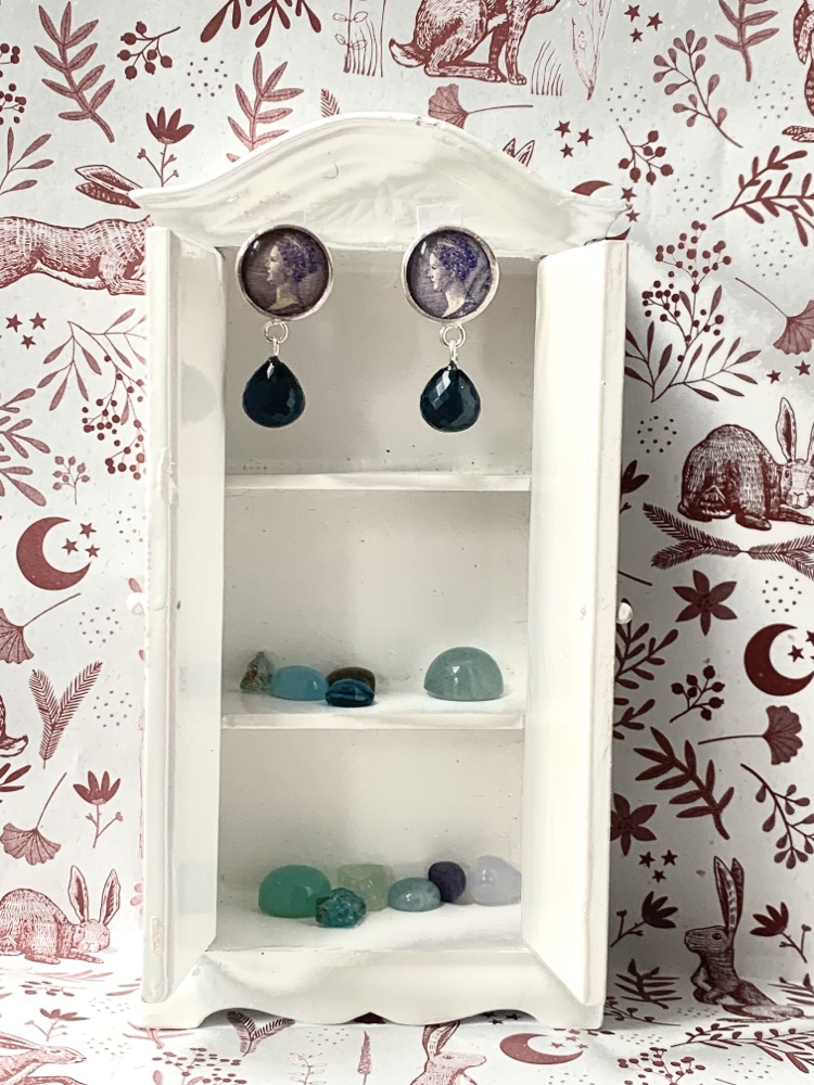 Zilveren oorbellen postzegel Wilhelmina en amethist druppels