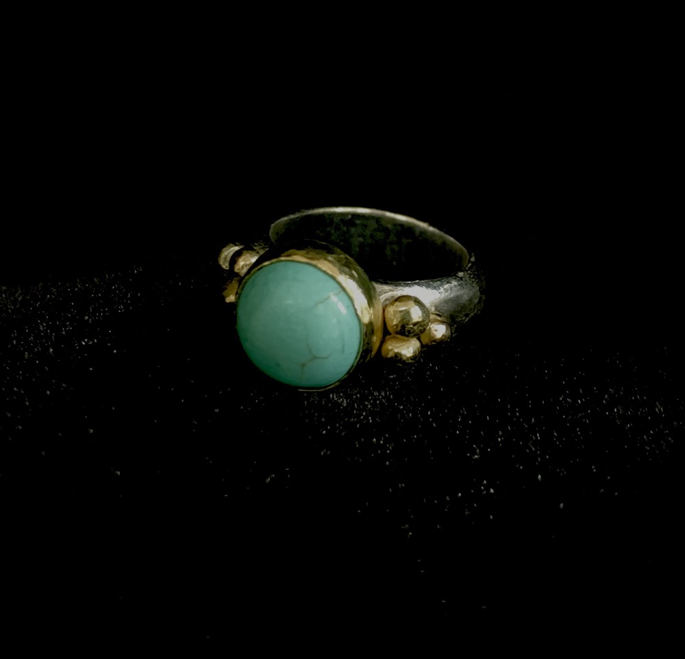 Zilveren pinkring turqoise in gouden kast met gouden balletjes