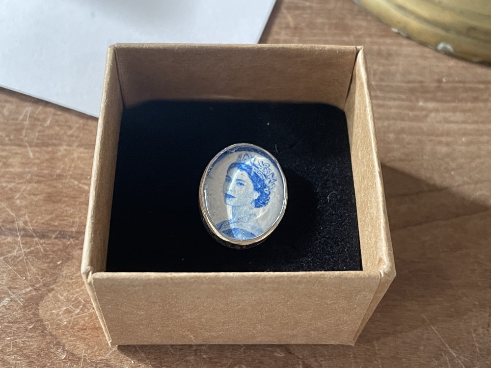 Zilveren reversspeld met postzegel Elizabeth