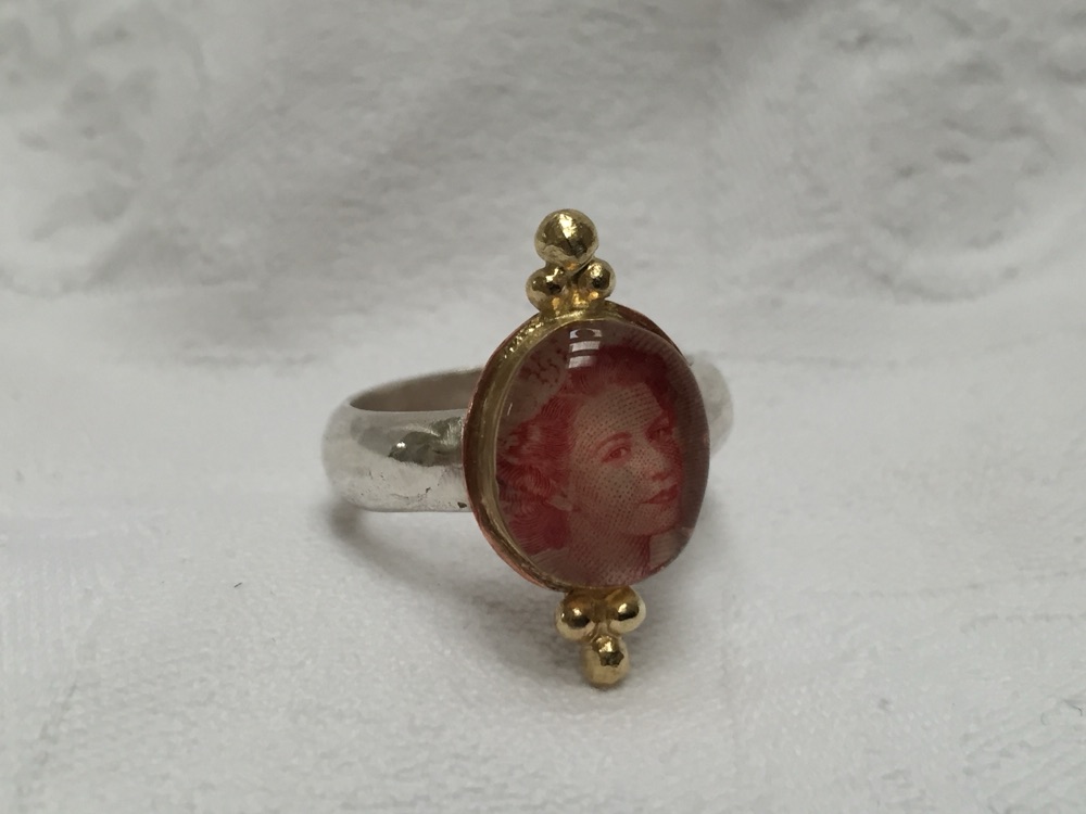 Zilveren ring afbeelding Elizabeth met gouden kast en gouden bolletjes