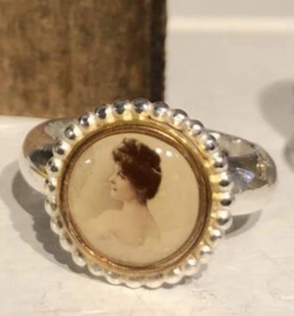 Zilveren ring met antieke lithografische knoop, parelrandje zilver