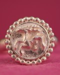 Zilveren ring met gegoten hertenknoop, parelrand