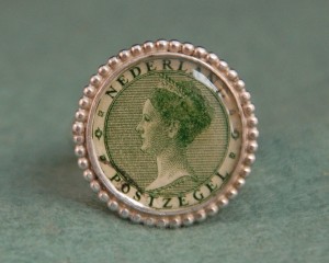 Zilveren ring met groene postzegel Wilhelmina, parelrand