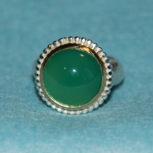 Zilveren ring met grote groene agaat in gouden kast, pareldraad