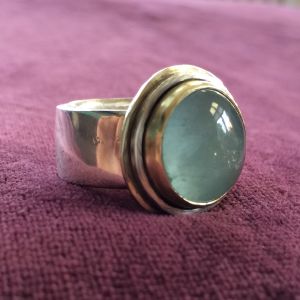 Zilveren ring met grote mos-aquamarijn, gouden kast