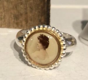 Zilveren ring met lithografische knoIMG_3529-150x135