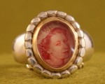 Zilveren ring met postzegel Elizabeth in gouden kast, parelrand
