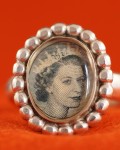 Zilveren ring met postzegel Elizabeth, met parelrand
