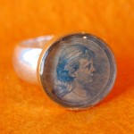 Zilveren ring met postzegel Juliana in gouden kast