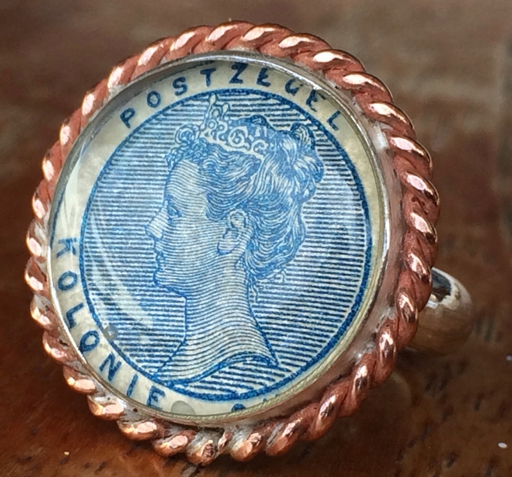 Zilveren ring met postzegel Wilhelmina Curaçao, koperen sierrand