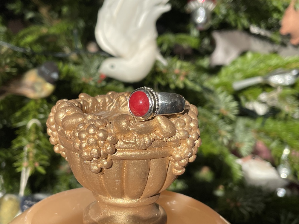 Zilveren ring met rode carneool in gouden kast en gouden balletjes
